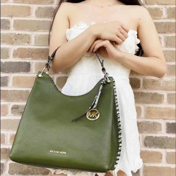 Bundle💕NWT Michael Kors Shoulder Bag & Wristlet - Picture 2 of 8